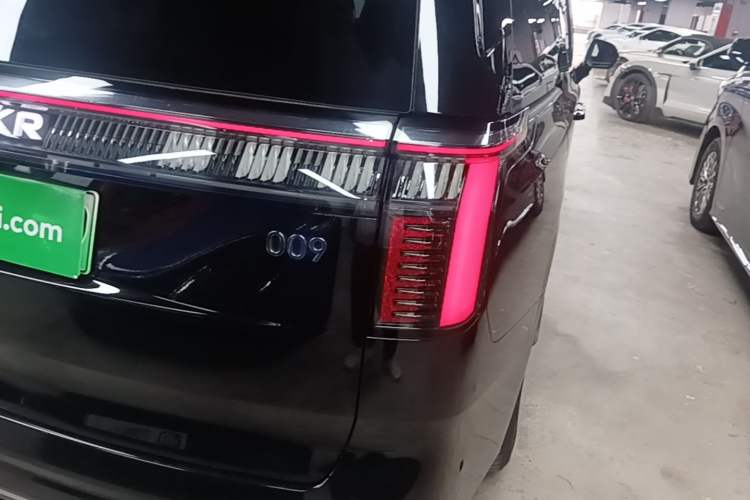 Used Zeekr 009 2024 Six-Seat Executive Version 4WD 108 kWh Exterior 3