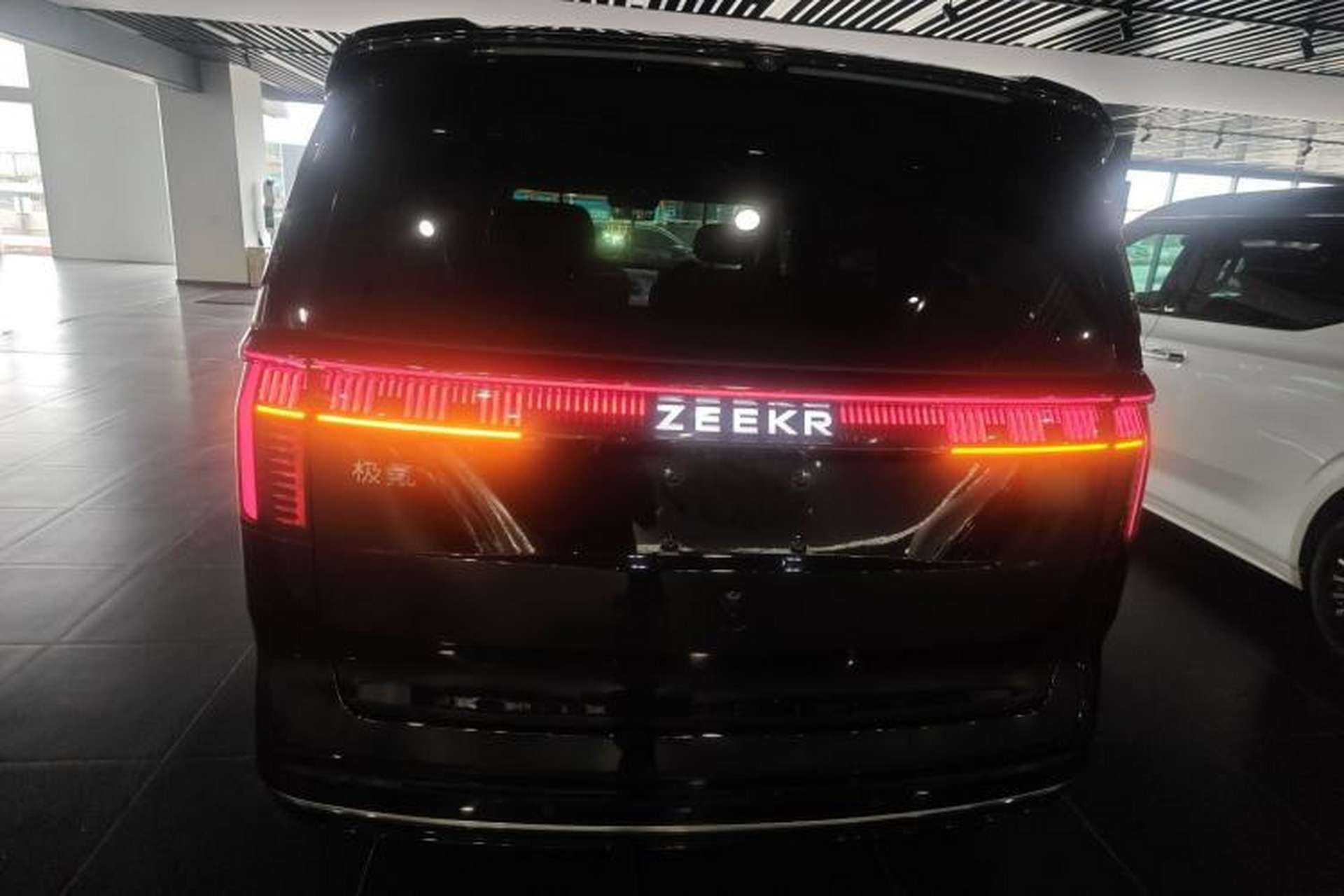 Used Zeekr 009 2024 7-Seater Walk-Through Version Four-Wheel Drive 108 kWh Exterior 4