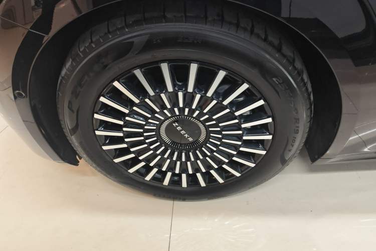 Used Zeekr 009 2024 7-Seater Walk-Through Version Four-Wheel Drive 108 kWh Exterior 4
