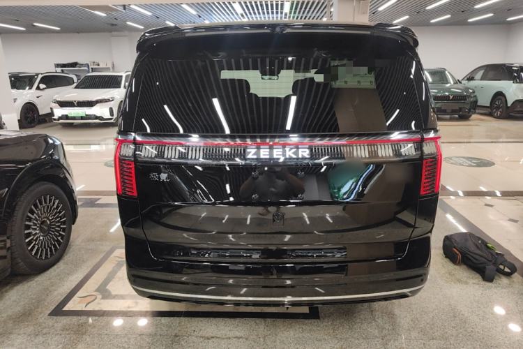 Used Zeekr 009 2024 7-Seater Aisle Version 108 kWh Exterior 4