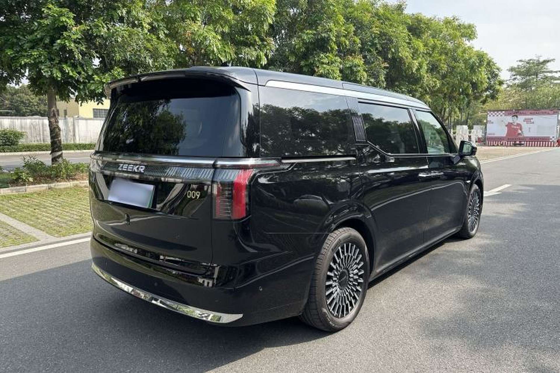 Used Zeekr 009 2024 7-Seater Walk-Through Version Four-Wheel Drive 108 kWh Exterior 4