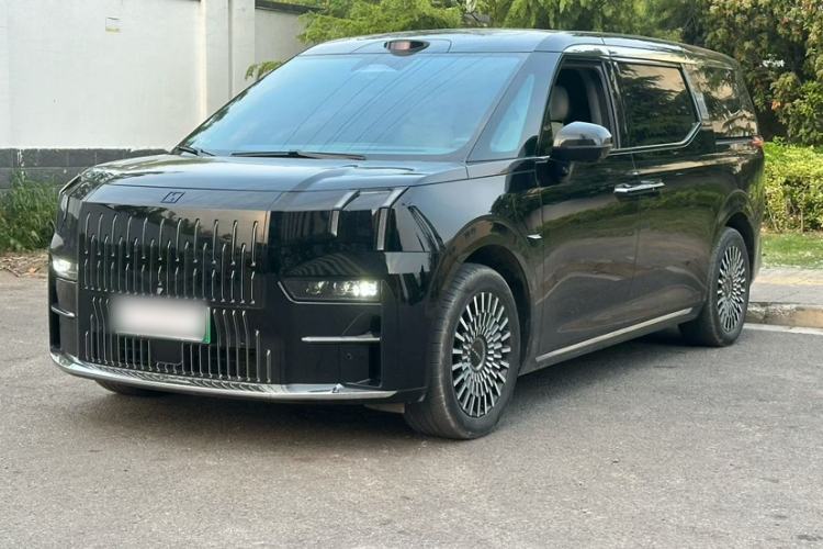 Used Zeekr 009 2024 7-Seater Aisle Version 108 kWh Exterior 4