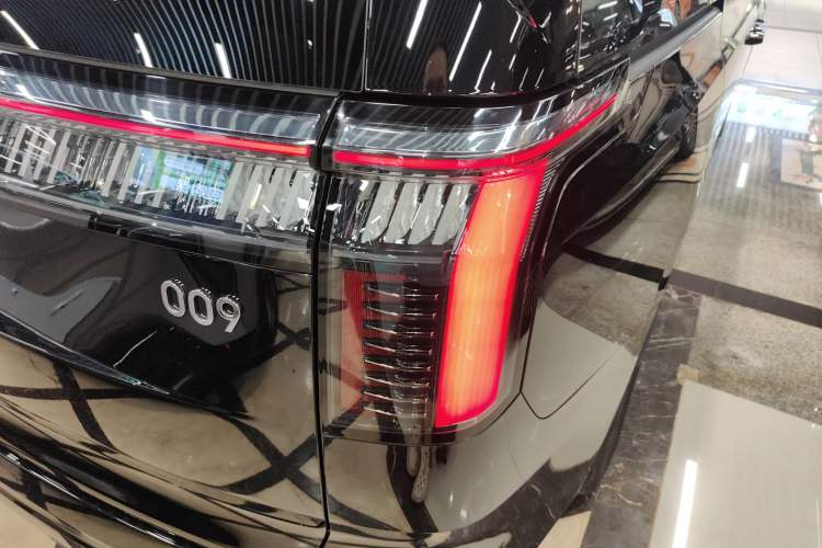 Used Zeekr 009 2024 7-Seater Aisle Version 108 kWh Exterior 6