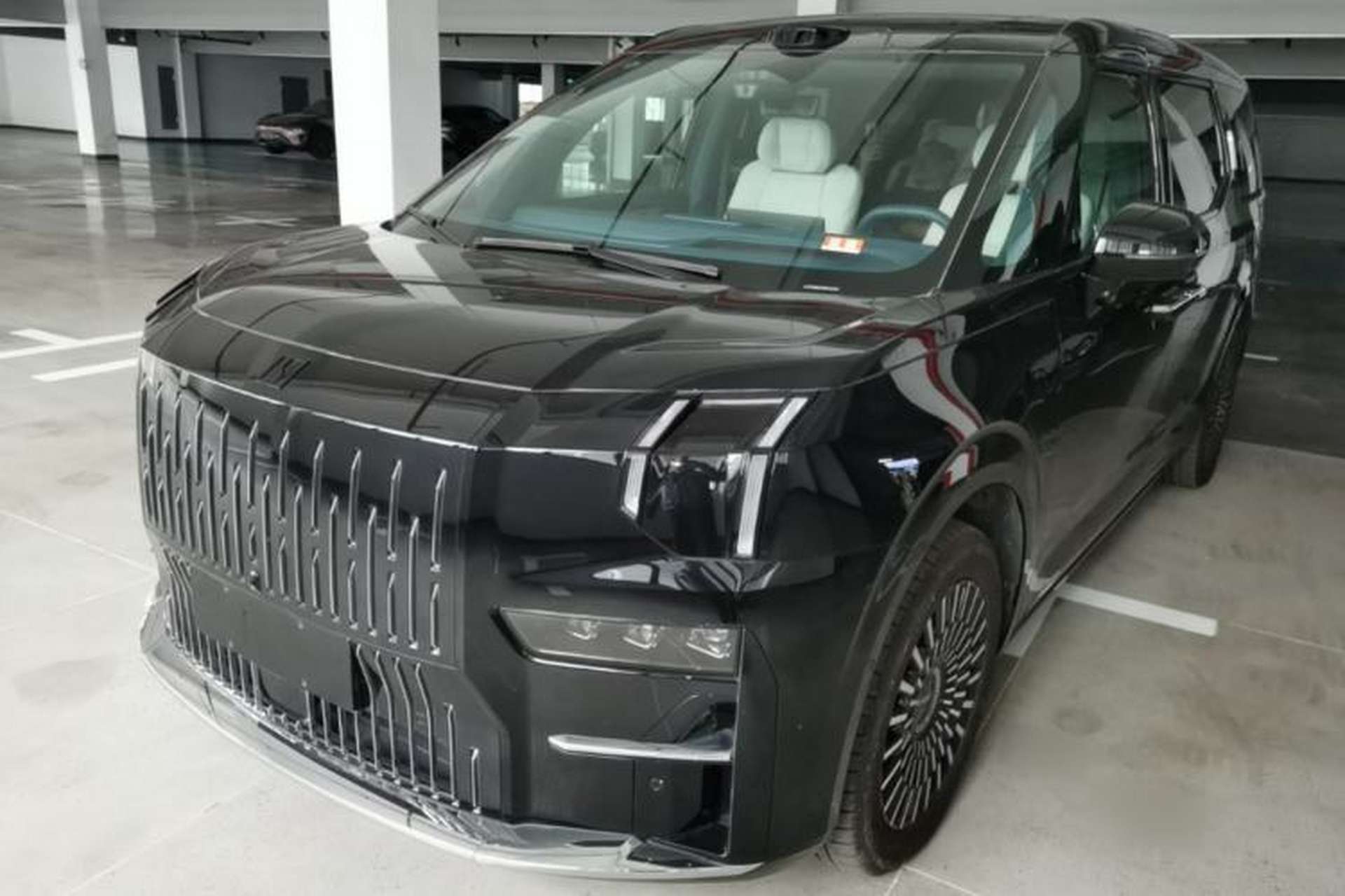 Used Zeekr 009 2024 Six-Seat Executive Version 4WD 108 kWh Front Left 45 Deg