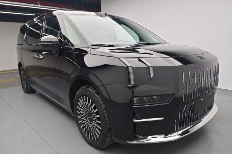 Used Zeekr 009 2024 Six-Seat Executive Version 4WD 108 kWh Front Right 45 Deg