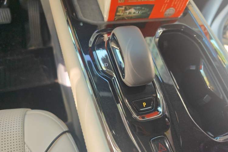 Used Zeekr 009 2024 Six-Seat Executive Version 4WD 108 kWh Gear Lever