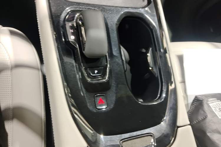 Used Zeekr 009 2024 7-Seater Walk-Through Version Four-Wheel Drive 108 kWh Gear Lever