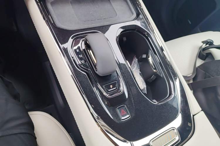 Used Zeekr 009 2024 7-Seater Walk-Through Version Four-Wheel Drive 108 kWh Gear Lever