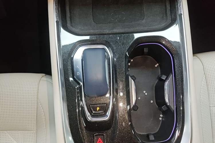 Used Zeekr 009 2024 7-Seater Walk-Through Version Four-Wheel Drive 108 kWh Gear Lever