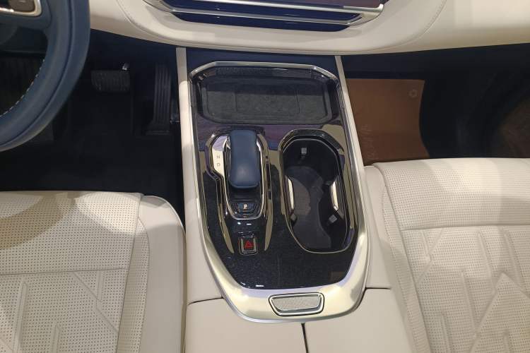 Used Zeekr 009 2024 7-Seater Aisle Version 108 kWh Gear Lever