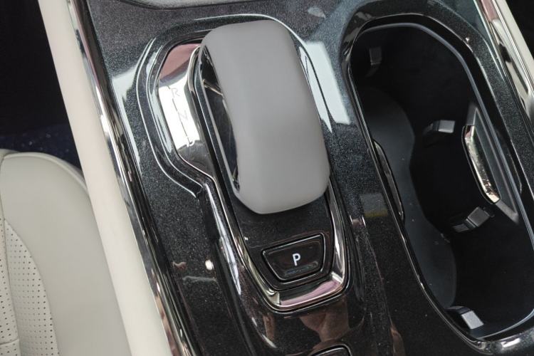 Used Zeekr 009 2024 7-Seater Walk-Through Version Four-Wheel Drive 108 kWh Gear Lever