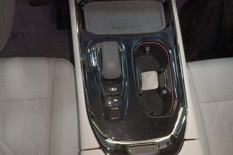 Used Zeekr 009 2024 7-Seater Walk-Through Version Four-Wheel Drive 108 kWh Gear Lever