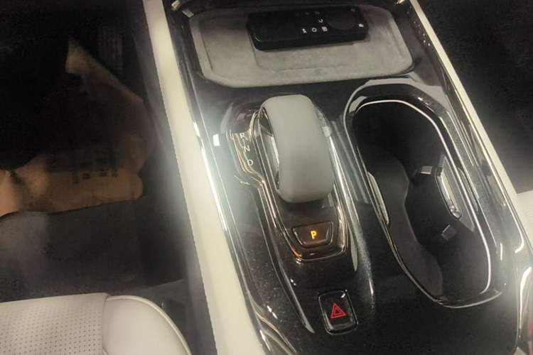 Used Zeekr 009 2024 Six-Seat Executive Version 4WD 108 kWh Gear Lever
