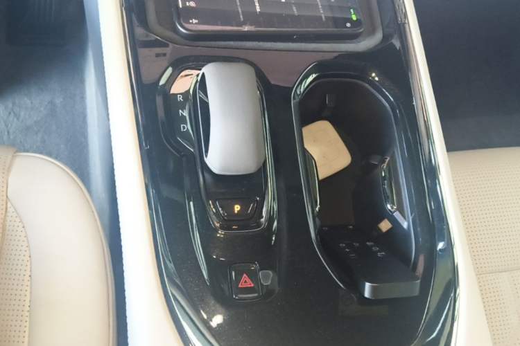 Used Zeekr 009 2024 7-Seater Walk-Through Version Four-Wheel Drive 108 kWh Gear Lever