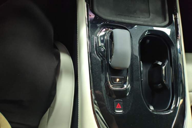 Used Zeekr 009 2024 7-Seater Aisle Version 108 kWh Gear Lever