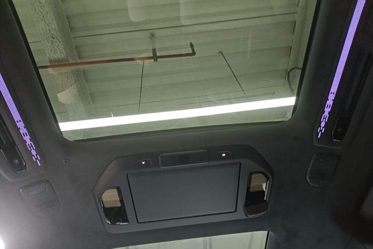 Used Zeekr 009 2024 7-Seater Walk-Through Version Four-Wheel Drive 108 kWh Headliner