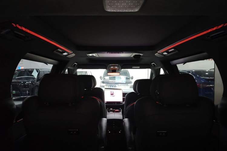 Used Zeekr 009 2024 7-Seater Walk-Through Version Four-Wheel Drive 108 kWh Headliner