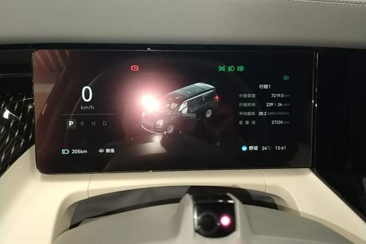Used Zeekr 009 2024 7-Seater Walk-Through Version Four-Wheel Drive 108 kWh Instrument Cluster