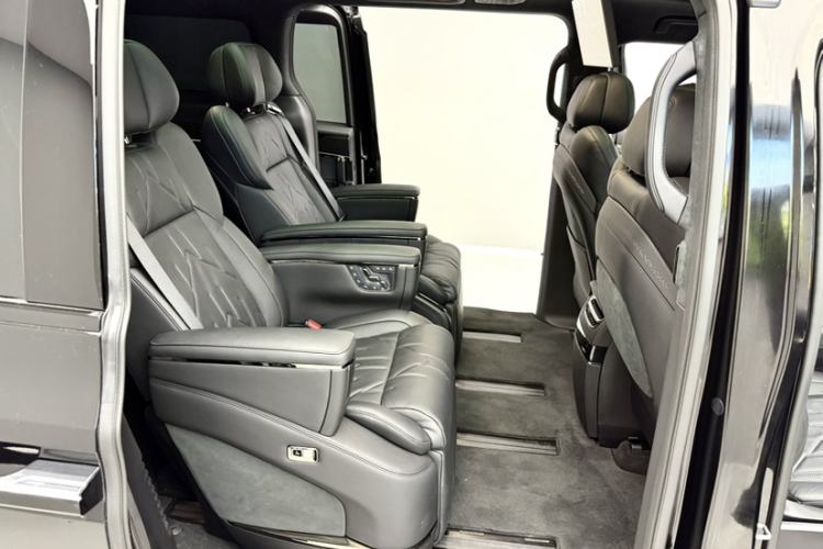 Used Zeekr 009 2024 7-Seater Walk-Through Version Four-Wheel Drive 108 kWh Interior 1