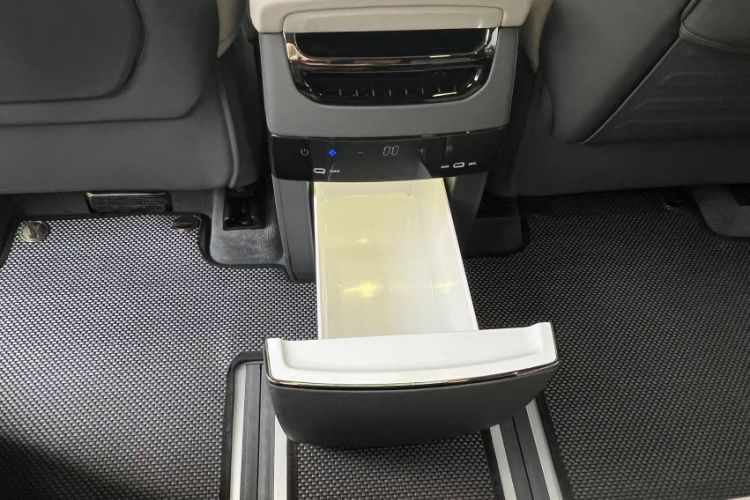 Used Zeekr 009 2024 7-Seater Walk-Through Version Four-Wheel Drive 108 kWh Interior 1