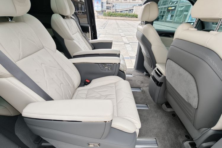 Used Zeekr 009 2024 7-Seater Walk-Through Version Four-Wheel Drive 108 kWh Interior 1