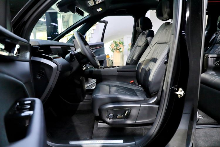 Used Zeekr 009 2024 7-Seater Walk-Through Version Four-Wheel Drive 108 kWh Interior 12