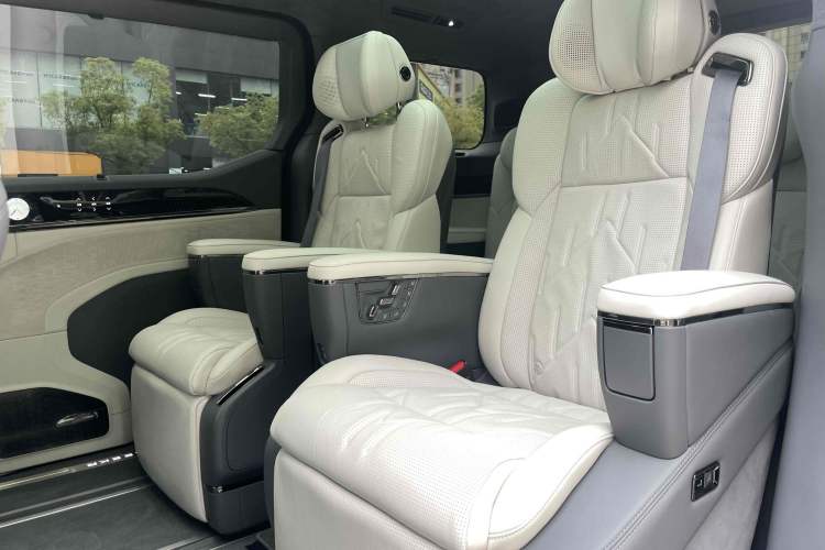 Used Zeekr 009 2024 7-Seater Aisle Version 108 kWh Interior 2