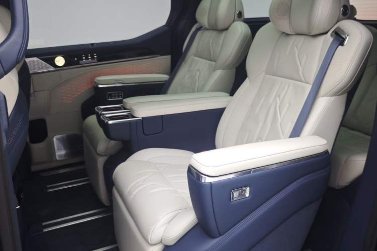 Used Zeekr 009 2024 Six-Seat Executive Version 4WD 108 kWh Interior 2