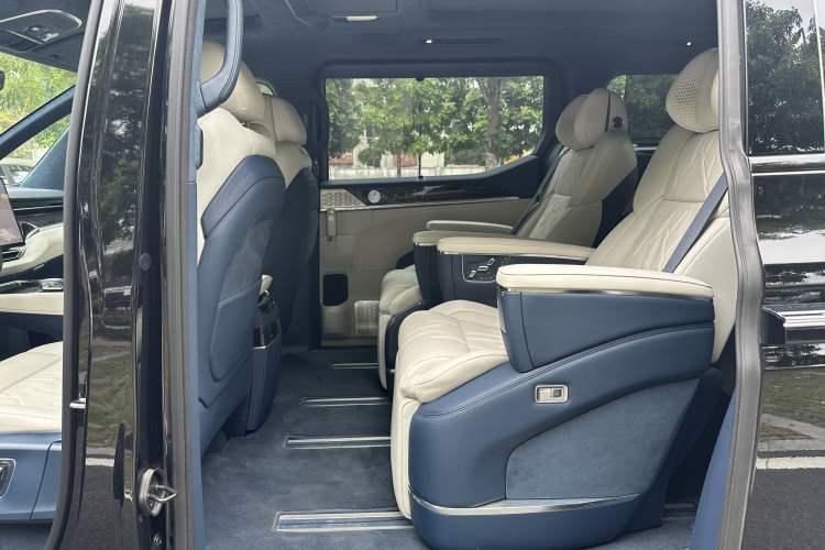 Used Zeekr 009 2024 7-Seater Walk-Through Version Four-Wheel Drive 108 kWh Interior 2