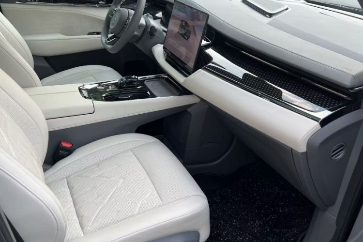 Used Zeekr 009 2024 7-Seater Walk-Through Version Four-Wheel Drive 108 kWh Interior 2