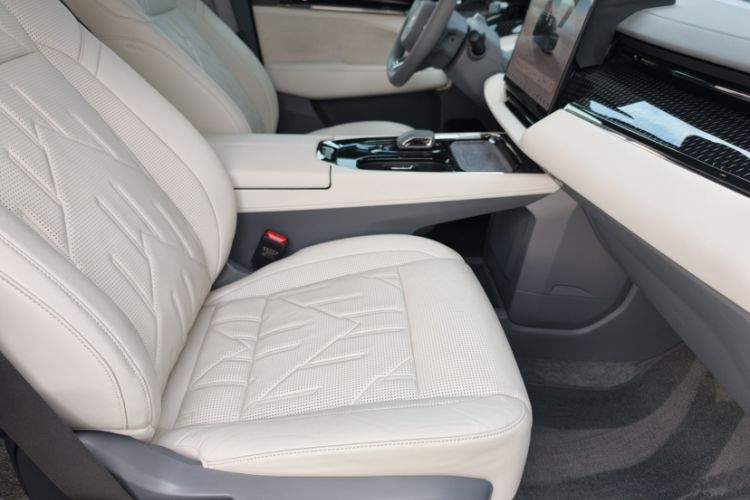 Used Zeekr 009 2024 7-Seater Walk-Through Version Four-Wheel Drive 108 kWh Interior 2