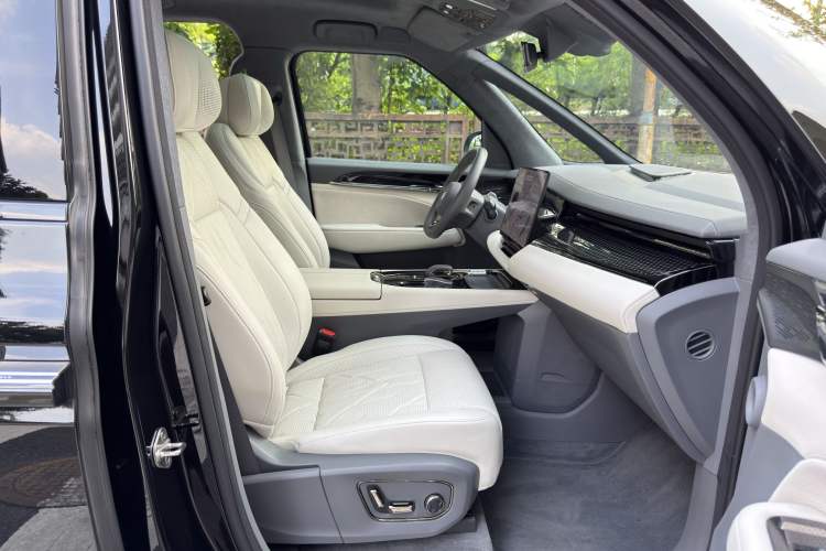 Used Zeekr 009 2024 7-Seater Walk-Through Version Four-Wheel Drive 108 kWh Interior 2