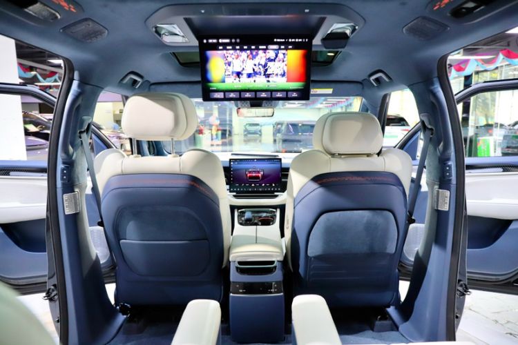 Used Zeekr 009 2024 7-Seater Walk-Through Version Four-Wheel Drive 108 kWh Interior 3