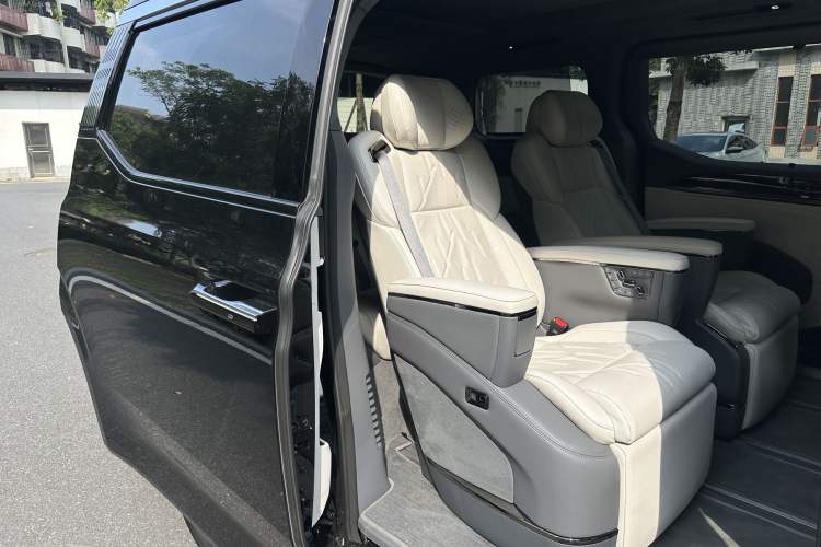 Used Zeekr 009 2024 7-Seater Walk-Through Version Four-Wheel Drive 108 kWh Interior 3