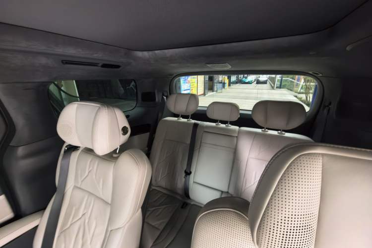 Used Zeekr 009 2024 7-Seater Walk-Through Version Four-Wheel Drive 108 kWh Interior 3
