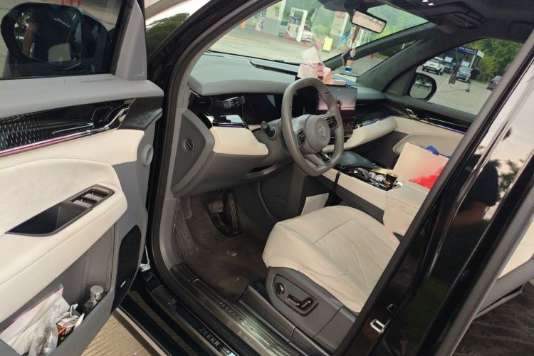 Used Zeekr 009 2024 7-Seater Walk-Through Version Four-Wheel Drive 108 kWh Interior 3