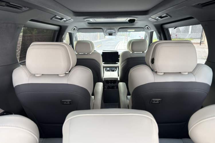 Used Zeekr 009 2024 7-Seater Walk-Through Version Four-Wheel Drive 108 kWh Interior 3