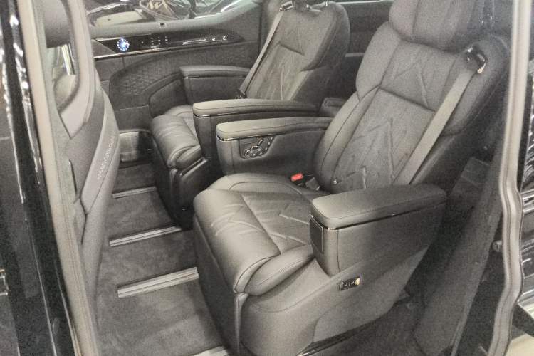Used Zeekr 009 2024 7-Seater Aisle Version 108 kWh Interior 4