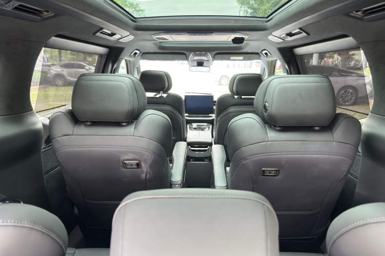 Used Zeekr 009 2024 7-Seater Walk-Through Version Four-Wheel Drive 108 kWh Interior 4