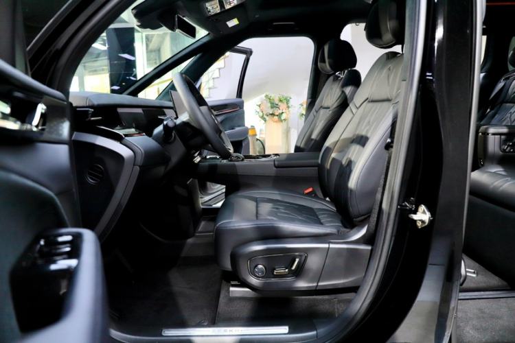 Used Zeekr 009 2024 7-Seater Walk-Through Version Four-Wheel Drive 108 kWh Interior 4