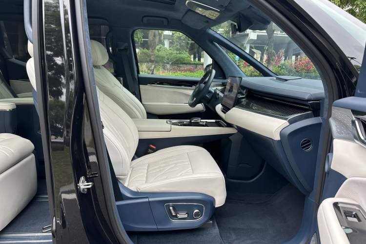 Used Zeekr 009 2024 7-Seater Walk-Through Version Four-Wheel Drive 108 kWh Interior 4