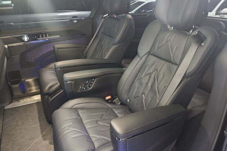 Used Zeekr 009 2024 7-Seater Walk-Through Version Four-Wheel Drive 108 kWh Interior 4