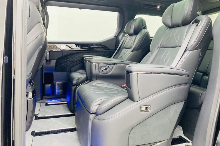 Used Zeekr 009 2024 7-Seater Walk-Through Version Four-Wheel Drive 108 kWh Interior 5