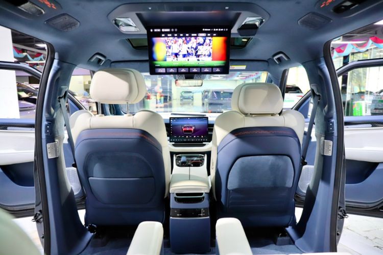 Used Zeekr 009 2024 7-Seater Walk-Through Version Four-Wheel Drive 108 kWh Interior 5