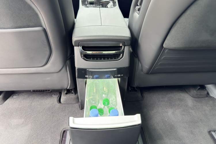 Used Zeekr 009 2024 7-Seater Walk-Through Version Four-Wheel Drive 108 kWh Interior 5