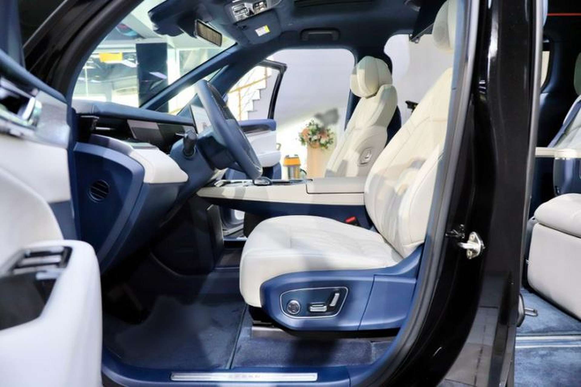Used Zeekr 009 2024 7-Seater Walk-Through Version Four-Wheel Drive 108 kWh Interior 5