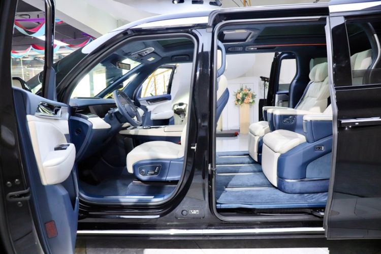 Used Zeekr 009 2024 7-Seater Walk-Through Version Four-Wheel Drive 108 kWh Interior 7