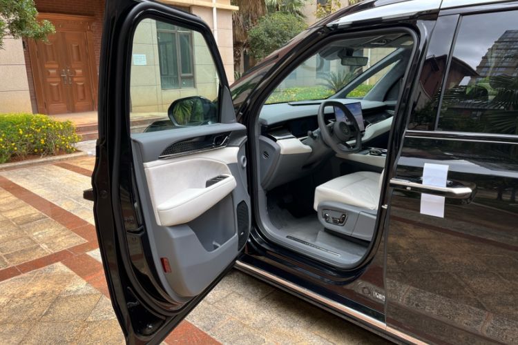 Used Zeekr 009 2024 7-Seater Aisle Version 108 kWh Interior 8