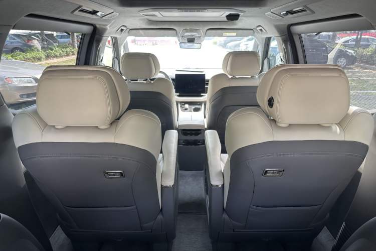 Used Zeekr 009 2024 7-Seater Walk-Through Version Four-Wheel Drive 108 kWh Interior 9