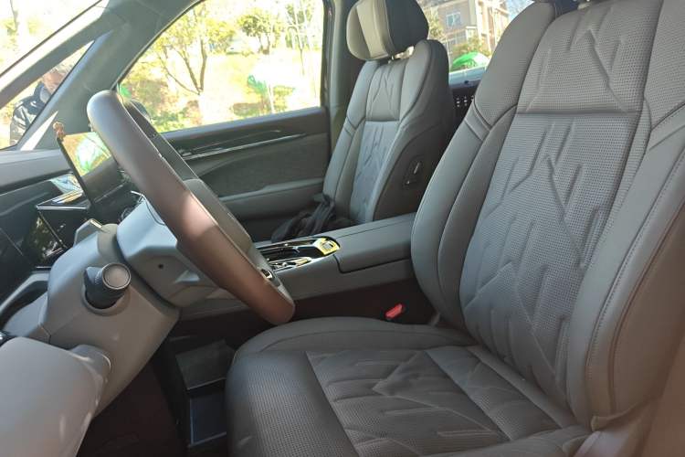 Used Zeekr 009 2024 7-Seater Walk-Through Version Four-Wheel Drive 108 kWh Left Front Seat